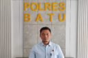 Kasatreskrim Polres Batu, AKP Zaenal Arifin, S.H saat tengah diwawancarai awak media. (Den)