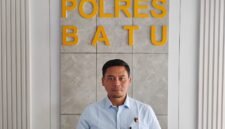 Kasatreskrim Polres Batu, AKP Zaenal Arifin, S.H saat tengah diwawancarai awak media. (Den)