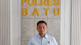Kasatreskrim Polres Batu, AKP Zaenal Arifin, S.H saat tengah diwawancarai awak media. (Den)