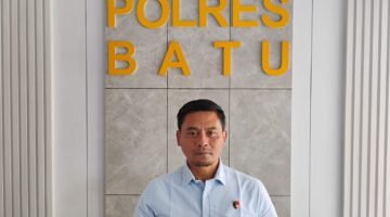Kasatreskrim Polres Batu, AKP Zaenal Arifin, S.H saat tengah diwawancarai awak media. (Den)