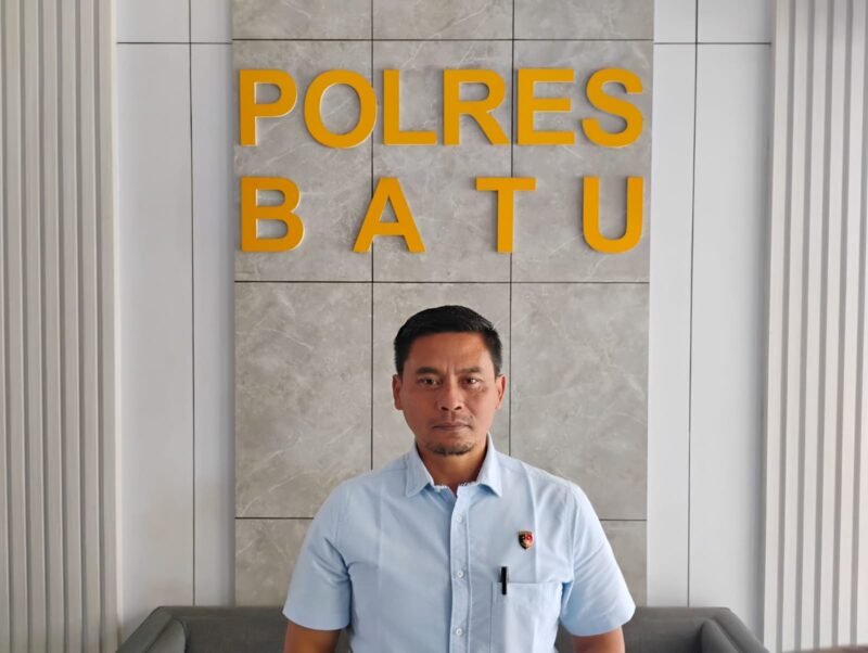 Kasatreskrim Polres Batu, AKP Zaenal Arifin, S.H saat tengah diwawancarai awak media. (Den)