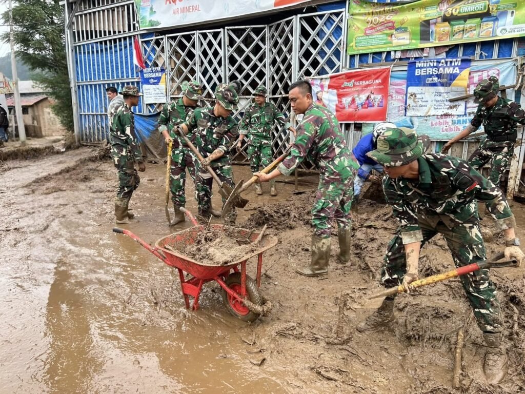 Portal Berita Indonesia dan Dunia Terkini Hari Ini, Update Harian Terbaru, Terlengkap, Tajam, Aktual dan Berimbang. Gerak Cepat TNI Bantu Tangani Dampak Banjir Bandang di Kabupaten Solok Sumbar - Teropong Rakyat