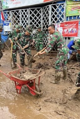Gerak Cepat TNI Bantu Tangani Dampak Banjir Bandang di Kabupaten Solok Sumbar