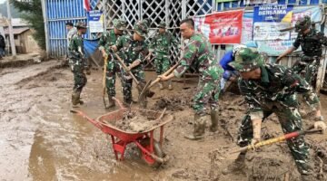 Gerak Cepat TNI Bantu Tangani Dampak Banjir Bandang di Kabupaten Solok Sumbar