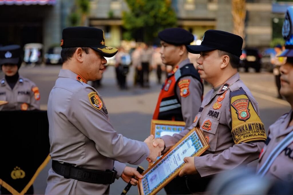 Portal Berita Indonesia dan Dunia Terkini Hari Ini, Update Harian Terbaru, Terlengkap, Tajam, Aktual dan Berimbang. Kapolda Metro Jaya Berikan Penghargaan kepada Tiga Anggota yang Berdedikasi Bantu Masyarakat - Teropong Rakyat