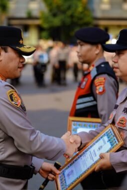Kapolda Metro Jaya Berikan Penghargaan kepada Tiga Anggota yang Berdedikasi Bantu Masyarakat