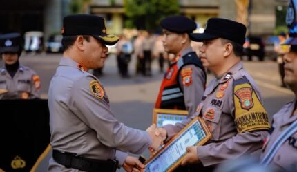 Kapolda Metro Jaya Berikan Penghargaan kepada Tiga Anggota yang Berdedikasi Bantu Masyarakat - Teropong Rakyat