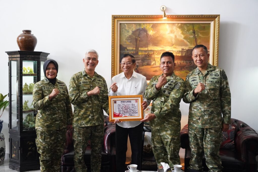 Kapuskes TNI Anjangsana ke Sesepuh TNI, Perkuat Nilai Sapta Marga dan Sumpah Prajurit - Teropong Rakyat