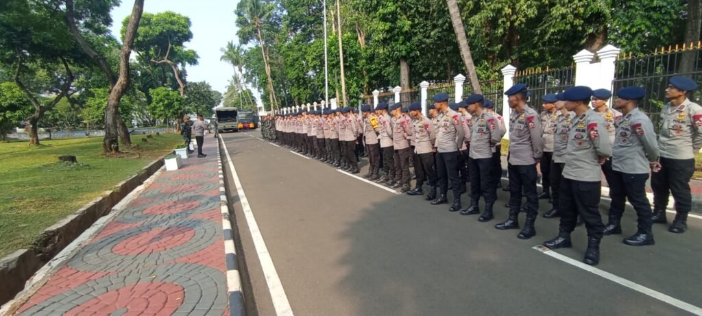 Portal Berita Indonesia dan Dunia Terkini Hari Ini, Update Harian Terbaru, Terlengkap, Tajam, Aktual dan Berimbang. Kapolsek Kemayoran Bersama Personel Gabungan Siaga Amankan Aksi di Pintu Kiri Gedung DPR/MPR RI - Teropong Rakyat