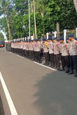 Kapolsek Kemayoran Bersama Personel Gabungan Siaga Amankan Aksi di Pintu Kiri Gedung DPR/MPR RI
