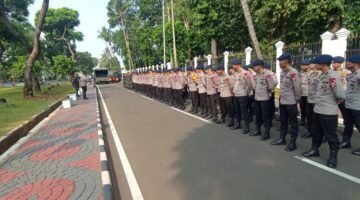 Kapolsek Kemayoran Bersama Personel Gabungan Siaga Amankan Aksi di Pintu Kiri Gedung DPR/MPR RI