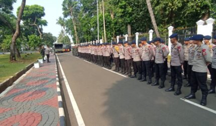 Kapolsek Kemayoran Bersama Personel Gabungan Siaga Amankan Aksi di Pintu Kiri Gedung DPR/MPR RI - Teropong Rakyat