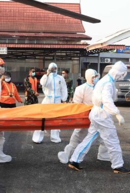 Tujuh Jenazah Tiba Melalui Jalur Udara, Lanud Sjamsudin Noor Teguhkan Dukungan SAR KM Virgo