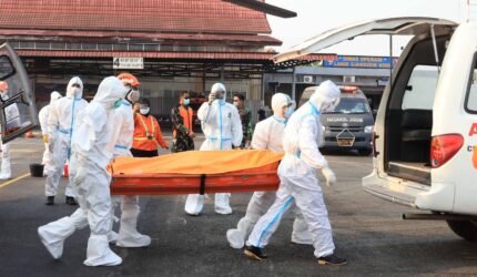 Tujuh Jenazah Tiba Melalui Jalur Udara, Lanud Sjamsudin Noor Teguhkan Dukungan SAR KM Virgo - Teropong Rakyat