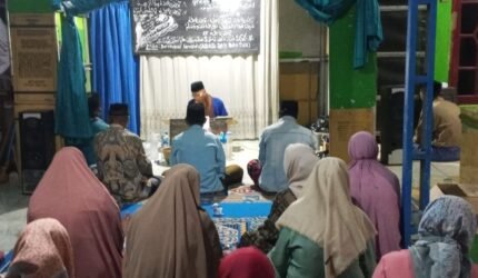 Rutinitas Pengajian Malam Jumat Bersama Ustaz Watim Miharja, Pererat Silaturahmi Warga Puspasari - Teropong Rakyat