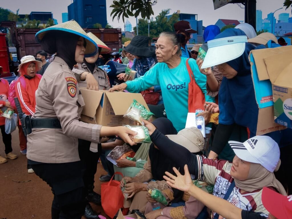 Polda Metro Jaya Bagikan Air Minum dan Makanan Ringan kepada Peserta Penyampaian Aspirasi - Teropong Rakyat
