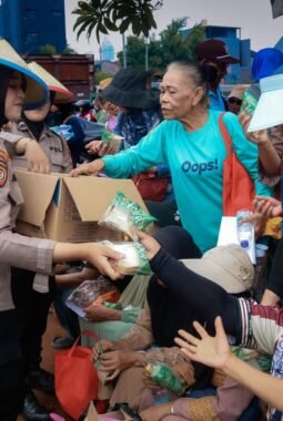 Polda Metro Jaya Bagikan Air Minum dan Makanan Ringan kepada Peserta Penyampaian Aspirasi