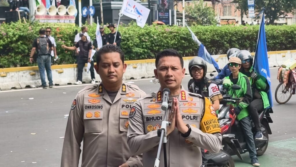 Portal Berita Indonesia dan Dunia Terkini Hari Ini, Update Harian Terbaru, Terlengkap, Tajam, Aktual dan Berimbang. Polda Metro Jaya Apresiasi KBPBI dan KSPSI Sampaikan Aspirasi dengan Tertib - Teropong Rakyat