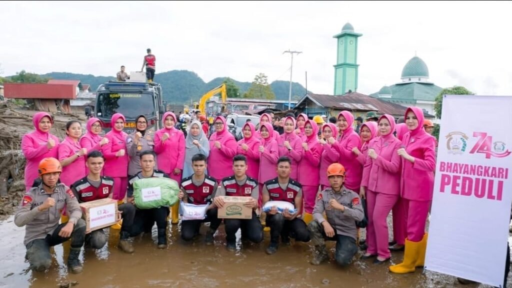 HKGB ke-74, Bhayangkari Sumbar Hadir Berikan Bantuan bagi Warga Terdampak Banjir Bandang - Teropong Rakyat
