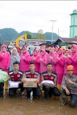 HKGB ke-74, Bhayangkari Sumbar Hadir Berikan Bantuan bagi Warga Terdampak Banjir Bandang