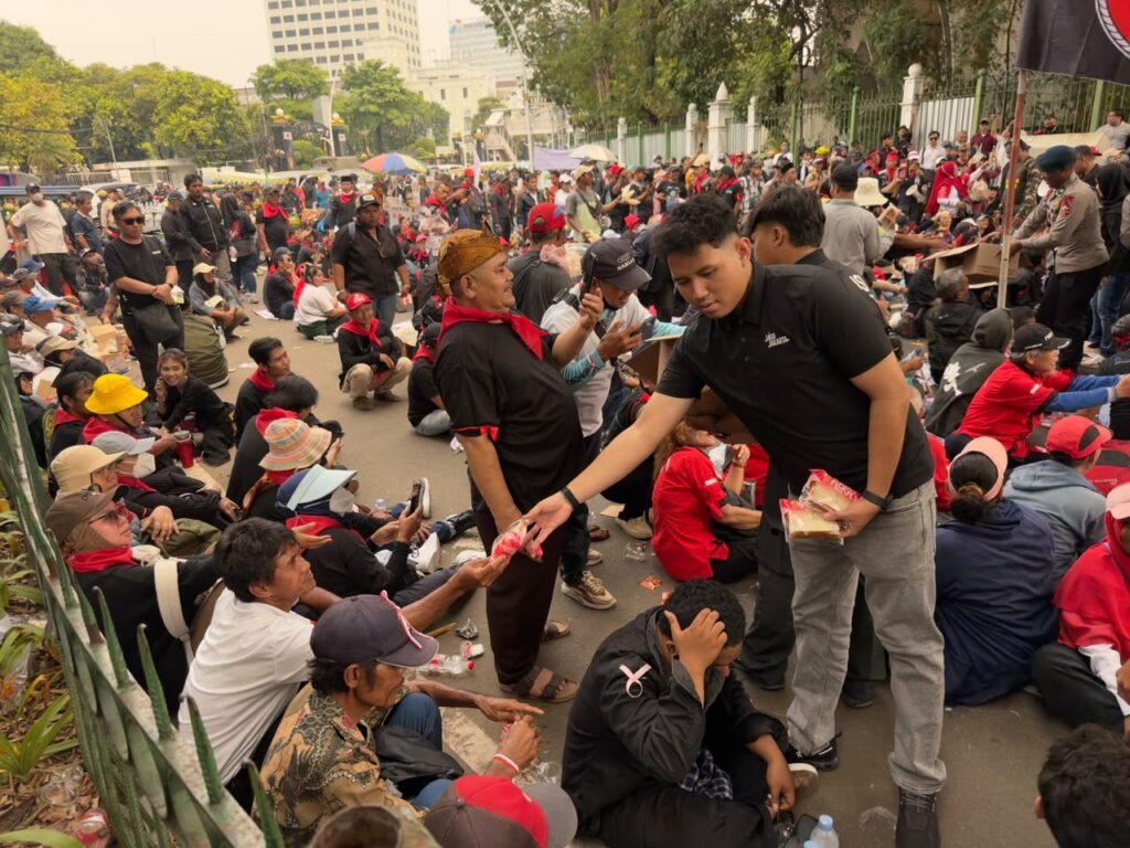 Di Tengah Pelayanan Penyampaian Pendapat, Satgas Gakkum Polda Metro Jaya Bagikan Roti dan Minuman - Teropong Rakyat