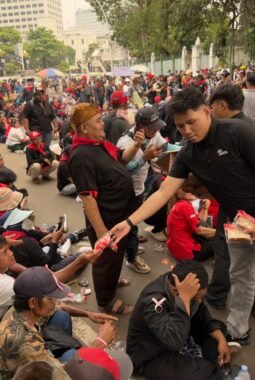 Di Tengah Pelayanan Penyampaian Pendapat, Satgas Gakkum Polda Metro Jaya Bagikan Roti dan Minuman