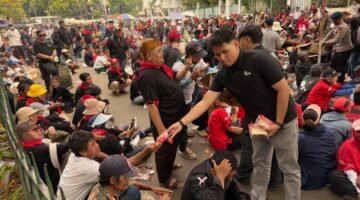 Di Tengah Pelayanan Penyampaian Pendapat, Satgas Gakkum Polda Metro Jaya Bagikan Roti dan Minuman