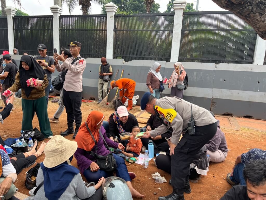 Portal Berita Indonesia dan Dunia Terkini Hari Ini, Update Harian Terbaru, Terlengkap, Tajam, Aktual dan Berimbang. Brimob dan Polwan Polda Metro Bagikan Roti untuk Massa Hari Tani - Teropong Rakyat