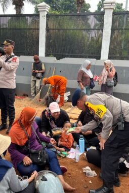 Brimob dan Polwan Polda Metro Bagikan Roti untuk Massa Hari Tani