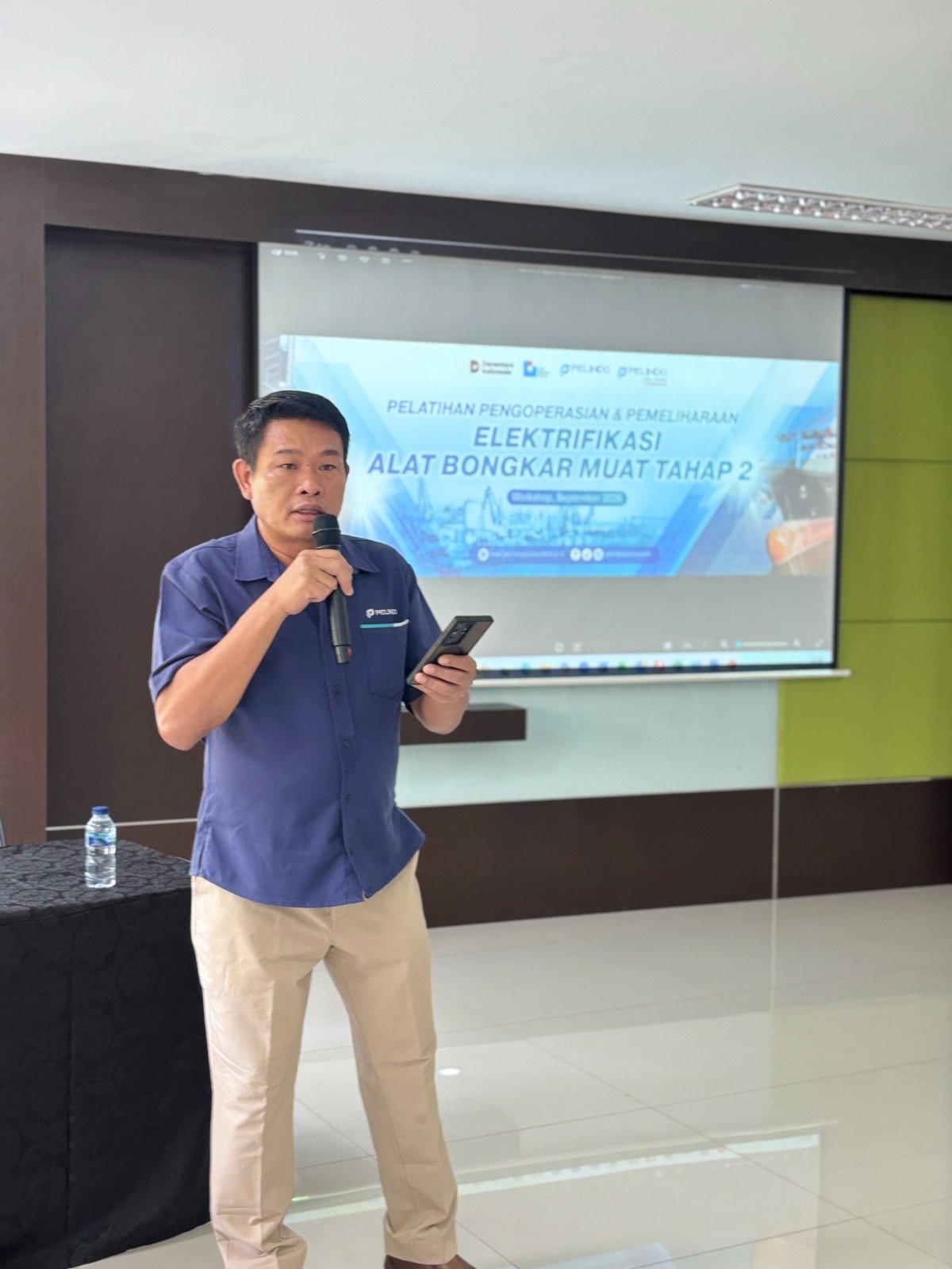 Portal Berita Indonesia dan Dunia Terkini Hari Ini, Update Harian Terbaru, Terlengkap, Tajam, Aktual dan Berimbang. PSM Percepat Transisi Energi Lewat Pelatihan Alat Bongkar Muat Elektrik - Teropong Rakyat