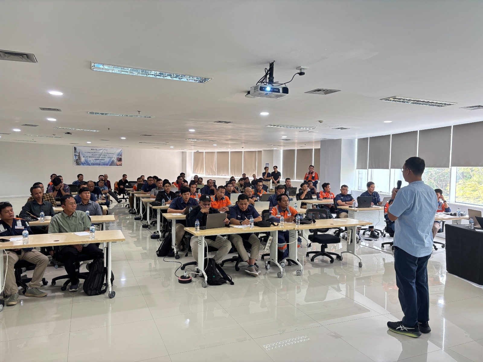 PSM Percepat Transisi Energi Lewat Pelatihan Alat Bongkar Muat Elektrik