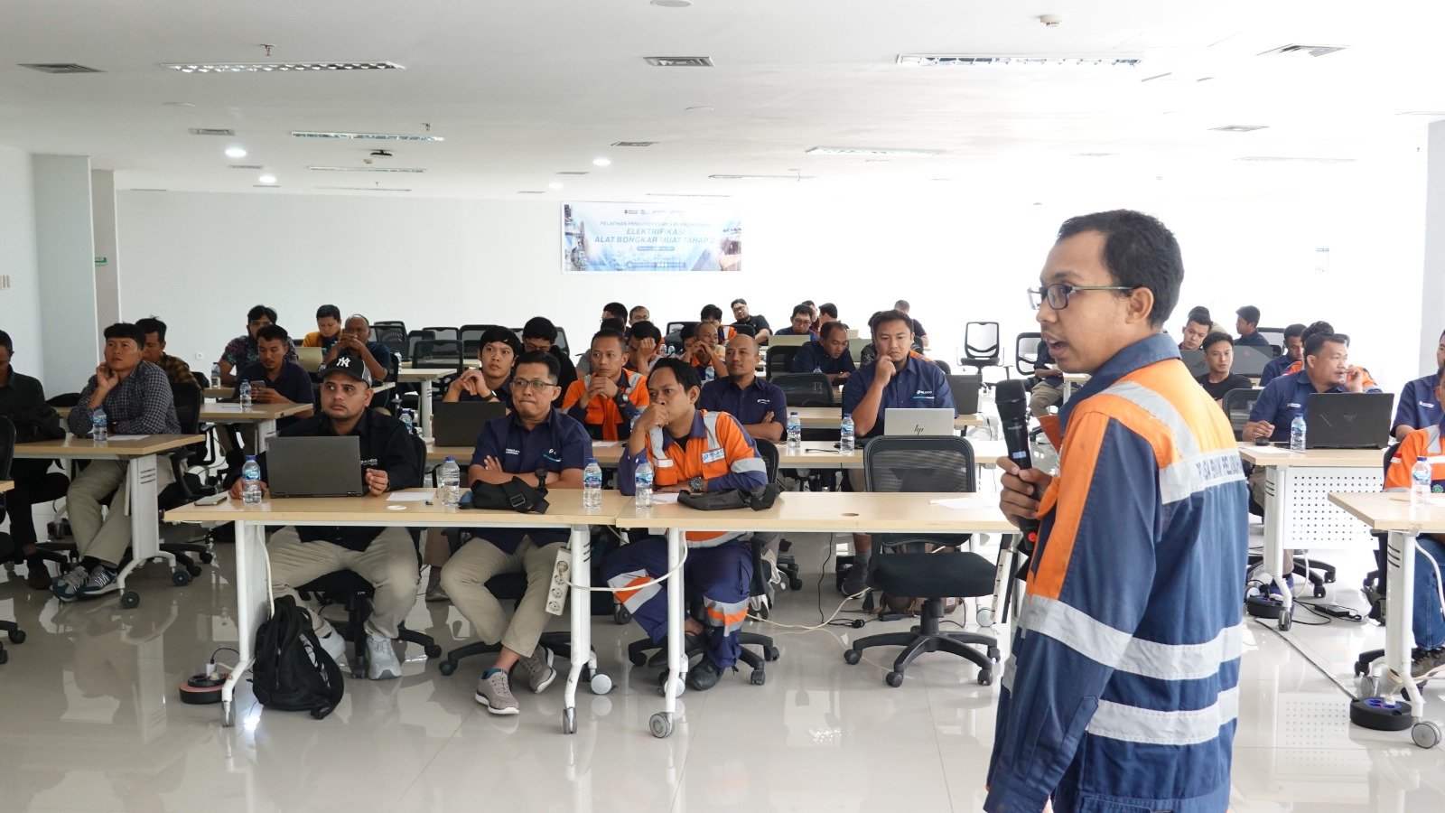 Portal Berita Indonesia dan Dunia Terkini Hari Ini, Update Harian Terbaru, Terlengkap, Tajam, Aktual dan Berimbang. PSM Percepat Transisi Energi Lewat Pelatihan Alat Bongkar Muat Elektrik - Teropong Rakyat