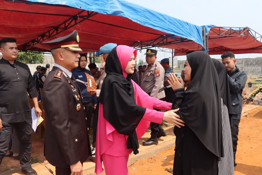 Portal Berita Indonesia dan Dunia Terkini Hari Ini, Update Harian Terbaru, Terlengkap, Tajam, Aktual dan Berimbang. Brigadir Wahyu Hadi Saputro Dimakamkan Secara Kedinasan, Polres Pelabuhan Tanjung Priok Berikan Penghormatan Terakhir - Teropong Rakyat