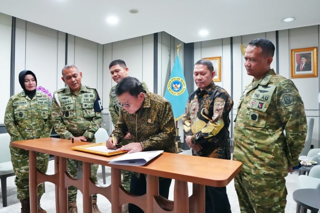 Portal Berita Indonesia dan Dunia Terkini Hari Ini, Update Harian Terbaru, Terlengkap, Tajam, Aktual dan Berimbang. Silaturahmi Lintas Generasi, TNI Perkuat Semangat Pengabdian - Teropong Rakyat