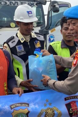 Sambut Hari Jadi Propam ke-24, Sipropam Polres Pelabuhan Tanjung Priok Bagikan 20 Paket Sembako