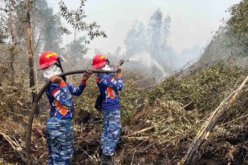 Asap Masih Mengepul, Satgas Darat Lanud Sjamsudin Noor Perkuat Pembasahan Lahan Gambut - Teropong Rakyat