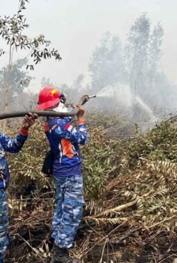 Asap Masih Mengepul, Satgas Darat Lanud Sjamsudin Noor Perkuat Pembasahan Lahan Gambut