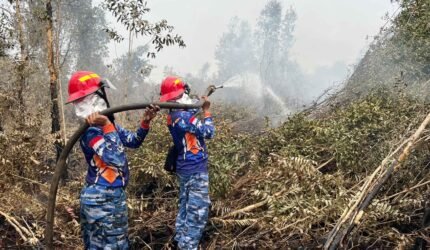 Asap Masih Mengepul, Satgas Darat Lanud Sjamsudin Noor Perkuat Pembasahan Lahan Gambut - Teropong Rakyat