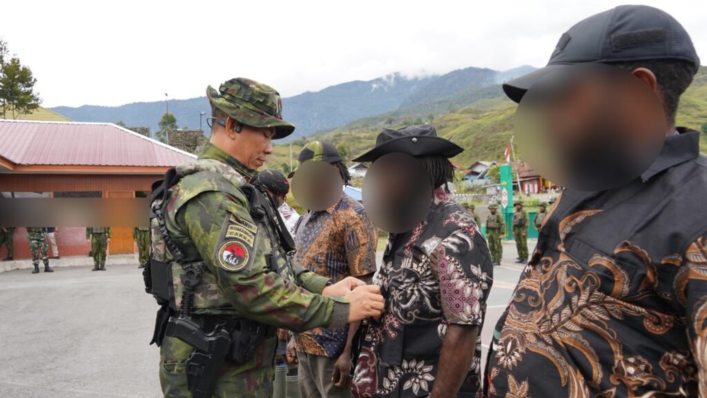 Portal Berita Indonesia dan Dunia Terkini Hari Ini, Update Harian Terbaru, Terlengkap, Tajam, Aktual dan Berimbang. Memilih Jalan Damai, Empat Anggota OPM Puncak Jaya Serahkan Senjata kepada Pangkoops TNI Habema dan Kembali ke Masyarakat - Teropong Rakyat