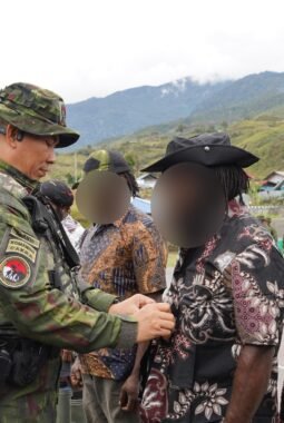 Memilih Jalan Damai, Empat Anggota OPM Puncak Jaya Serahkan Senjata kepada Pangkoops TNI Habema dan Kembali ke Masyarakat