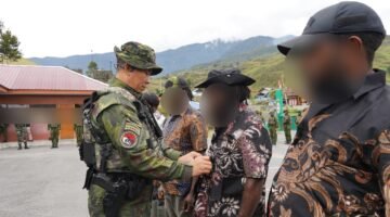 Memilih Jalan Damai, Empat Anggota OPM Puncak Jaya Serahkan Senjata kepada Pangkoops TNI Habema dan Kembali ke Masyarakat