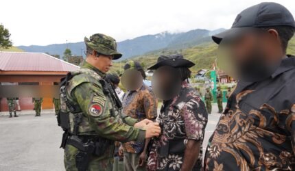 Memilih Jalan Damai, Empat Anggota OPM Puncak Jaya Serahkan Senjata kepada Pangkoops TNI Habema dan Kembali ke Masyarakat - Teropong Rakyat