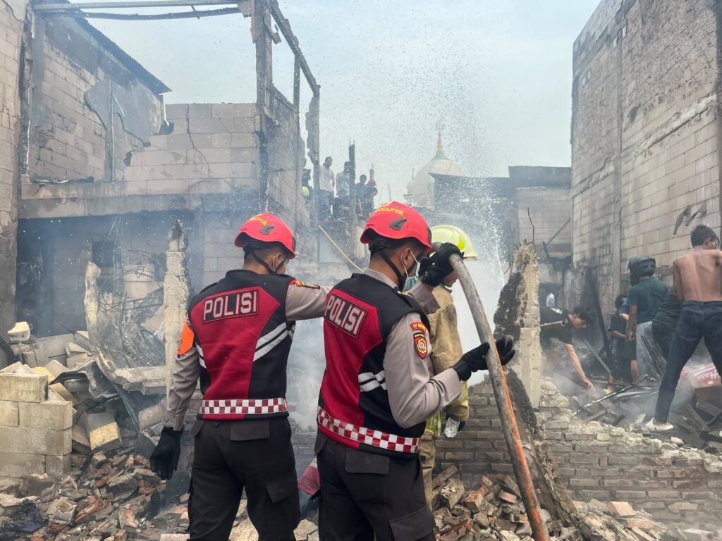 Portal Berita Indonesia dan Dunia Terkini Hari Ini, Update Harian Terbaru, Terlengkap, Tajam, Aktual dan Berimbang. Polda Metro Jaya Buka Dapur Lapangan untuk Warga Terdampak Kebakaran Kampung Muka - Teropong Rakyat