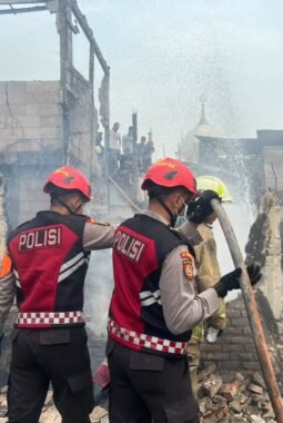 Polda Metro Jaya Buka Dapur Lapangan untuk Warga Terdampak Kebakaran Kampung Muka