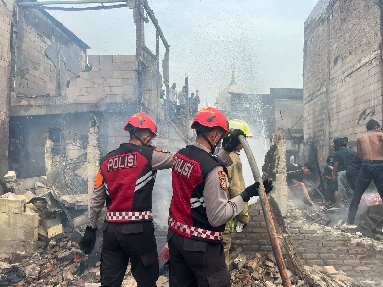 Polda Metro Jaya Buka Dapur Lapangan untuk Warga Terdampak Kebakaran Kampung Muka