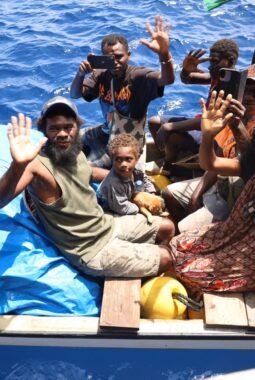 Aksi Kemanusiaan Di Laut Lepas, KRI WSH-991 Evakuasi 11 Warga Papua Nugini