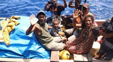Aksi Kemanusiaan Di Laut Lepas, KRI WSH-991 Evakuasi 11 Warga Papua Nugini