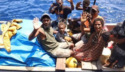 Aksi Kemanusiaan Di Laut Lepas, KRI WSH-991 Evakuasi 11 Warga Papua Nugini - Teropong Rakyat