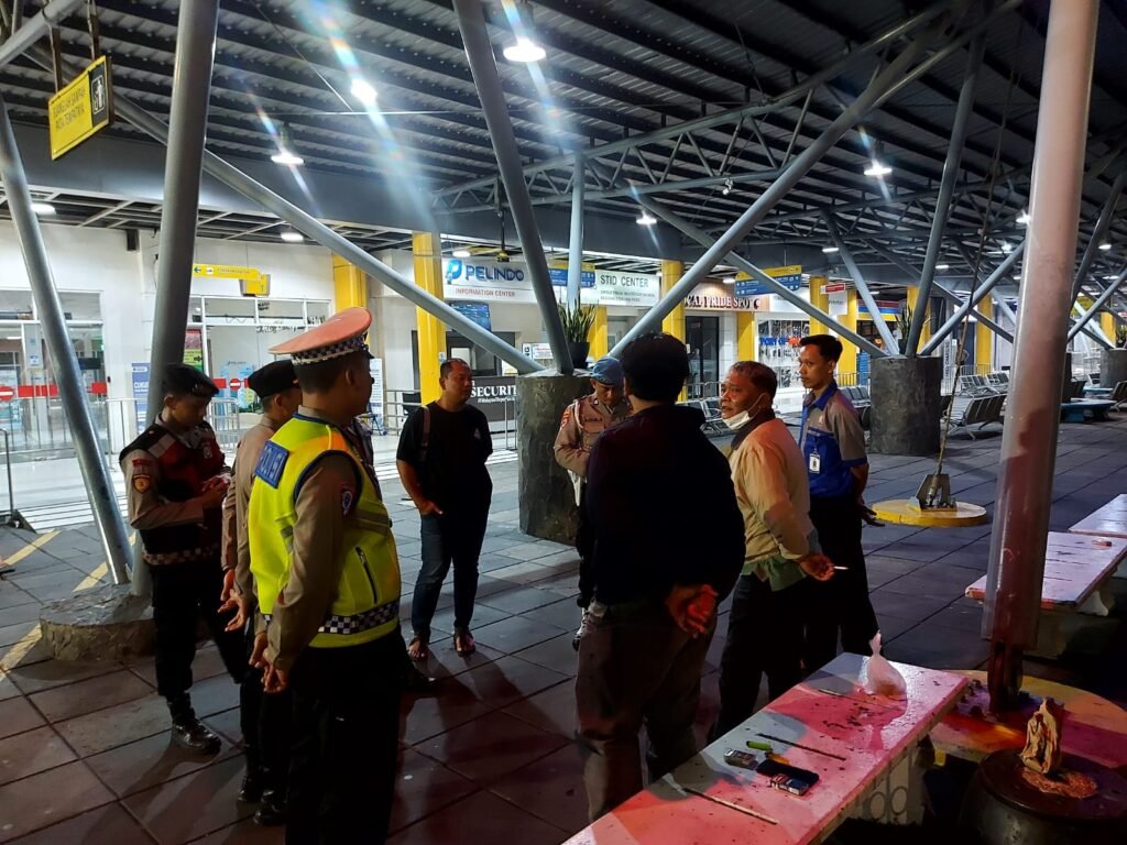 Patroli Cipta Kondisi Polres Pelabuhan Tanjung Priok Sasar Jalur Pelabuhan, Imbau Pengemudi Trailer dan Penumpang Kapal - Teropong Rakyat