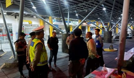 Patroli Cipta Kondisi Polres Pelabuhan Tanjung Priok Sasar Jalur Pelabuhan, Imbau Pengemudi Trailer dan Penumpang Kapal - Teropong Rakyat